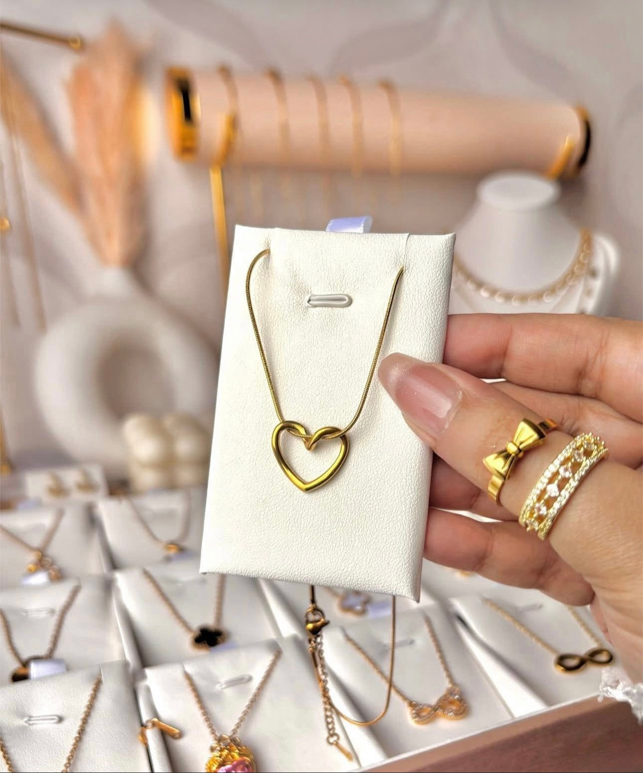New Simple Hollow Love Heart Pendant Necklace for Women Fashion Creative Geometric Clavicle Chain Necklaces Party Jewelry Gift