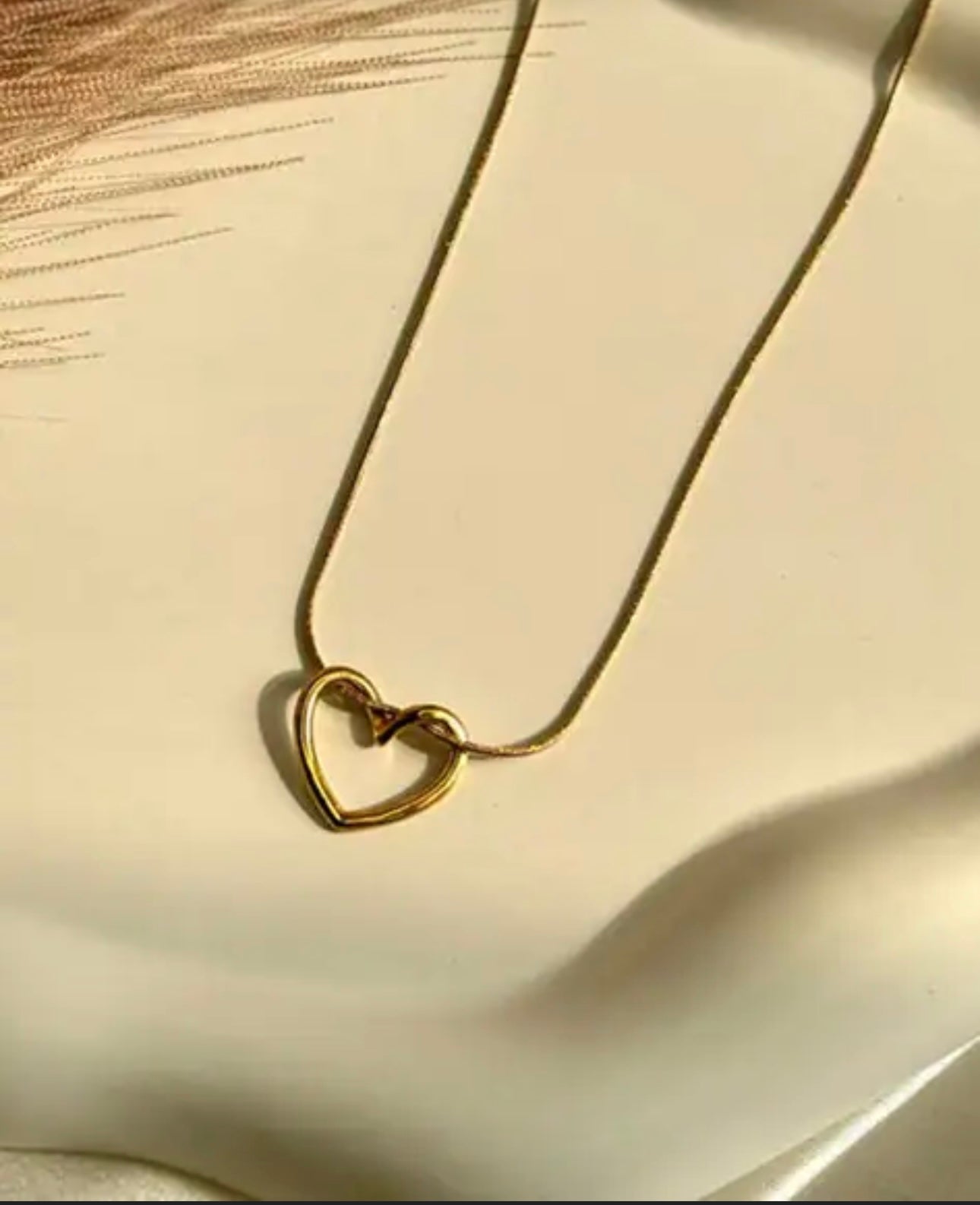 New Simple Hollow Love Heart Pendant Necklace for Women Fashion Creative Geometric Clavicle Chain Necklaces Party Jewelry Gift