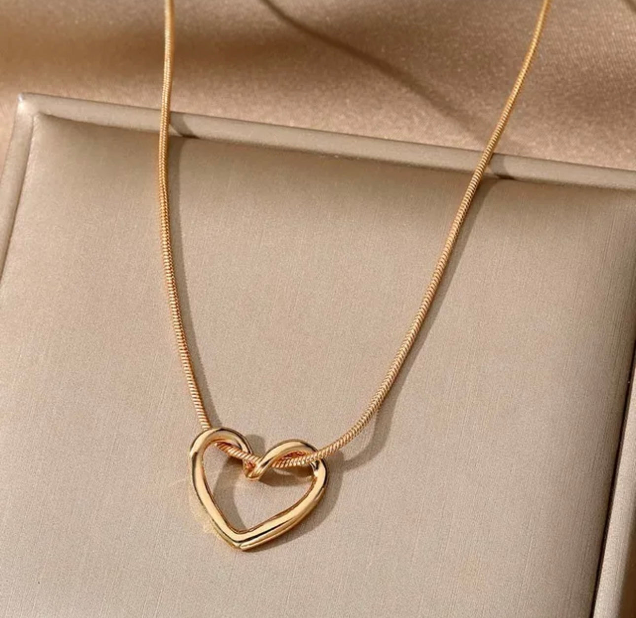 New Simple Hollow Love Heart Pendant Necklace for Women Fashion Creative Geometric Clavicle Chain Necklaces Party Jewelry Gift